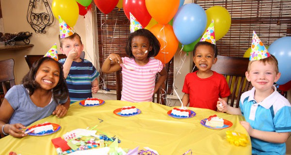 Una fiesta de cumpleaños no tiene que ser muy grande si nos aseguramos de que los niños se divierten