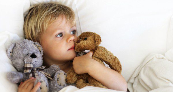 Niño enfermo en la cama