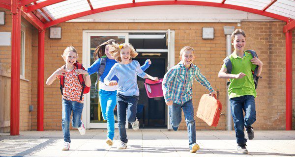 La llegada del verano supone una preocupación para los padres que no pueden cuidar de los niños