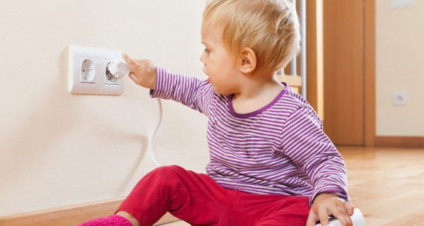En caso de electrocución no debemos tocar al niño con las manos desnudas