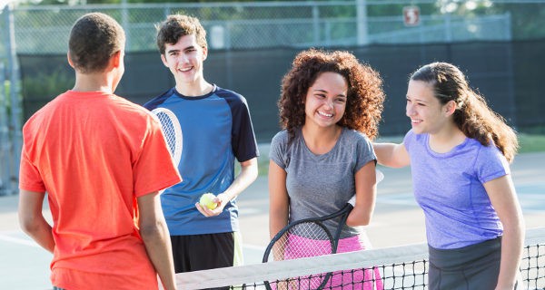 A los adolescentes les gusta pasar el verano con sus amigos