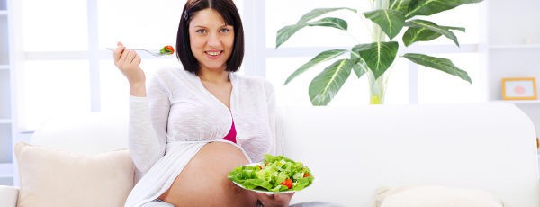 Algunas verduras, legumbres y frutos secos contienen ácido fólico: ¡mézclalos en ensaladas!