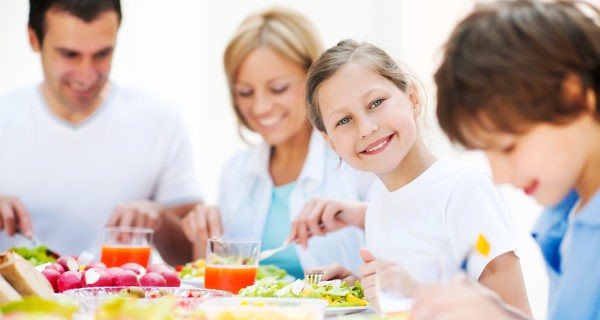 Comer en familia y convertirlo en un momento agradable ayudará a que nuestros hijos coman mejor