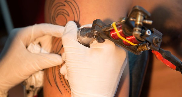 Debemos de informar a nuestro hijo de los riesgos que conlleva hacerse un tatuaje