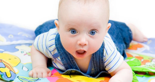 ¡El bebé también tiene derecho a un juguete! Para ello, una manta sonora es perfecta