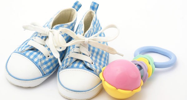 Un sonajero o unos zapatitos son regalos clásicos
