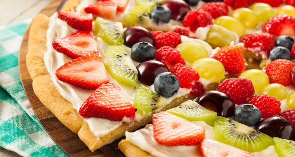 La pizza de fruta tiene una pinta muy buena y podemos utilizar los ingredientes que más nos gusten