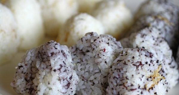 Podemos añadir color a las bolas de arroz con ucrry y remolacha
