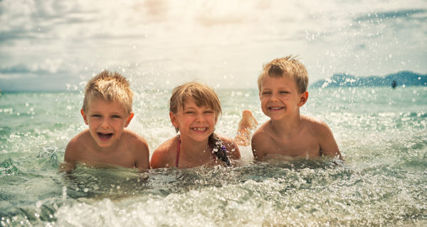 Debemos de estar pendientes de los niños en las playas y piscinas cuando se bañen