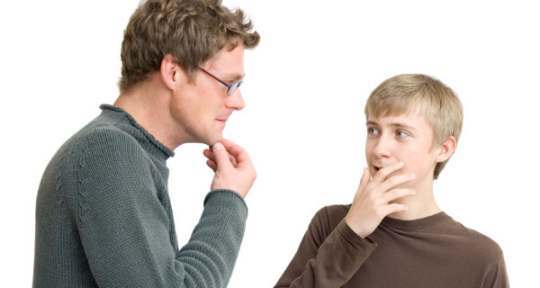 Un padre es la mejor figura que puede enseñar a su hijo a afeitarse
