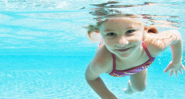 La piscina es un gran entorno para hacer deporte y socializar