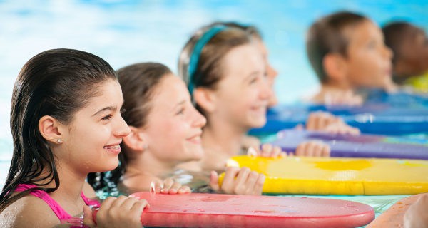 Una de las actividades clásicas de la piscina es hacer carreras a nado