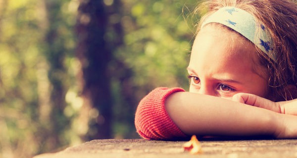 A los adultos les puede costar entender cómo un niño puede desarrollar depresión