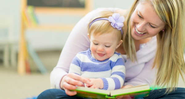 Los cuentos adaptados a su edad les estimulan mucho y los padres pueden leérselos