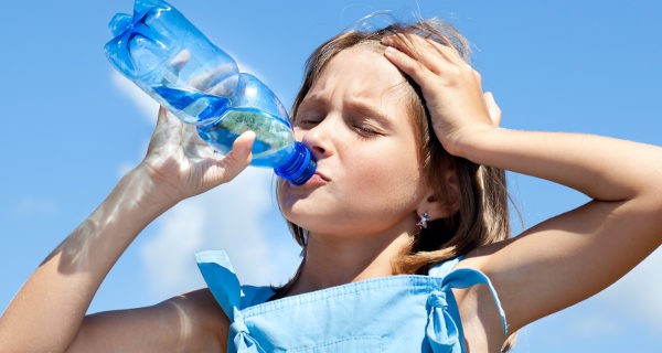 La hidratación constante es la clave para superar el calor en niños