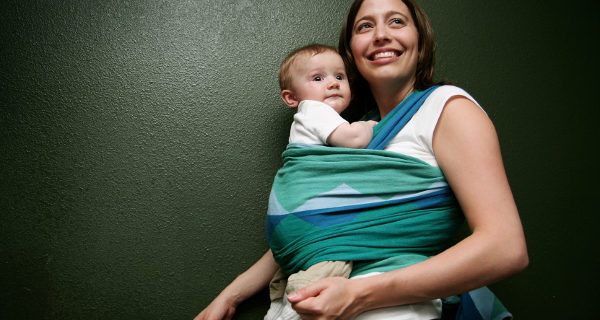 El pañuelo fular portabebés es la última moda