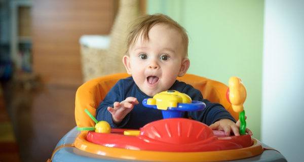 El andador tiene como ventaja lal diversión del niño