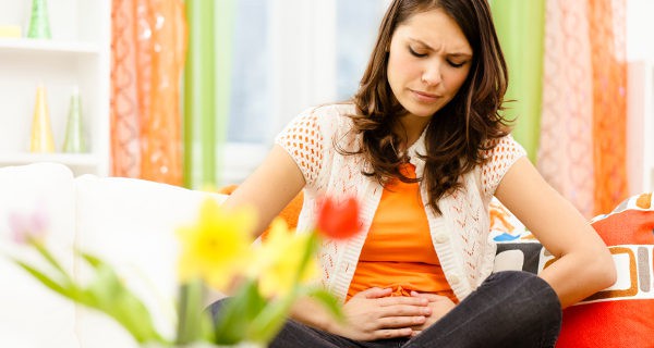 El dolor de cabeza y dolor abdominal son algunos síntomas de la preeclampsia