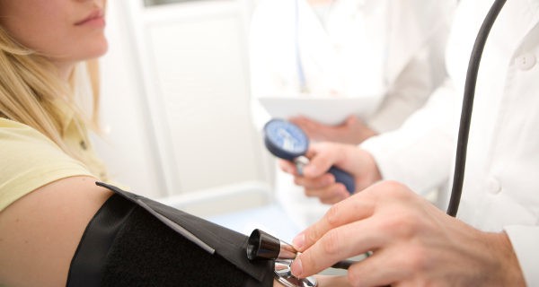 Sufrir hipertensión crónica antes del embarazo es un factor de riesgo para la preeclampsia