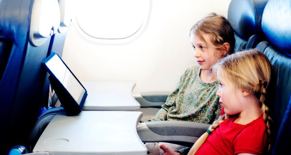 Para los viajes en avión podemos llevar algo para entretenernos que no ocupe espacio