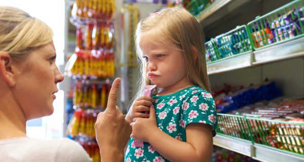 No debemos consentir que el niño consiga su propósito, porque aprenderá que la rabieta es una buena vía