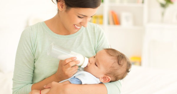 Si es pequeño, a algunas de las horas del pecho se le dará biberón