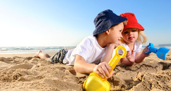 Cavar pozos para encontrar agua es uno de los clásicos juegos de la playa