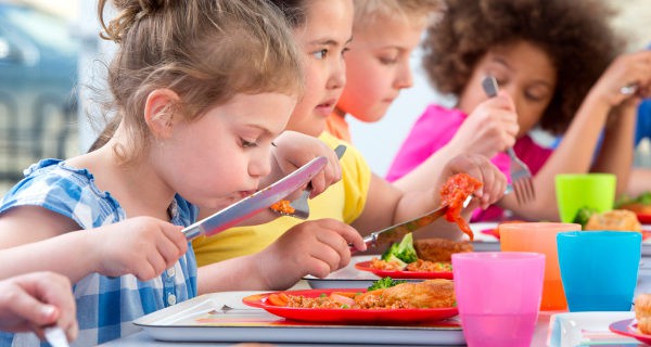 Niños en el comedor del colegio