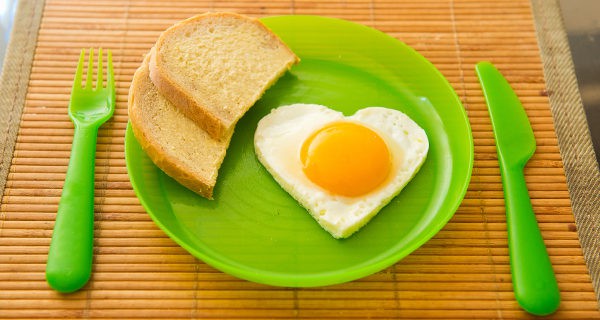 Huevo frito con forma de corazón