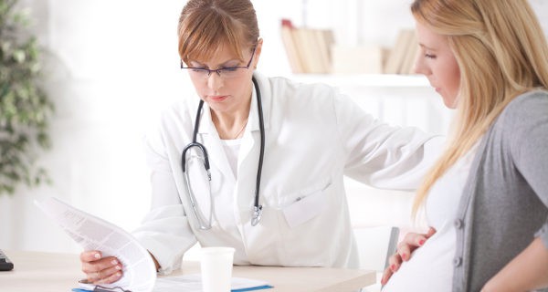 Mujer embarazada en el médico