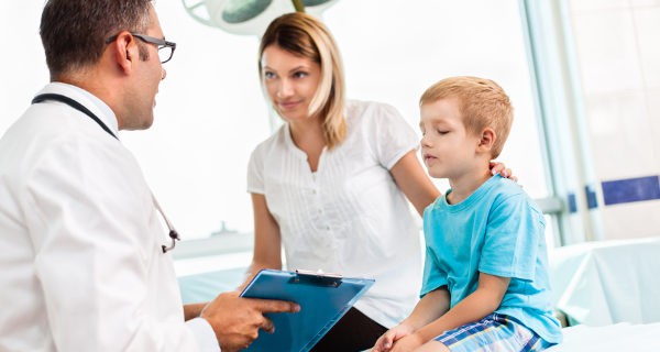 Madre e hijo en el médico