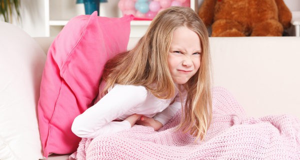 Niña con dolor de estómago