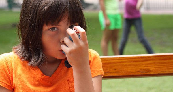 Niña con inhalador