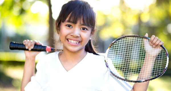 Niña jugando a bádminton