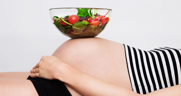 Embarazada comiendo ensalada