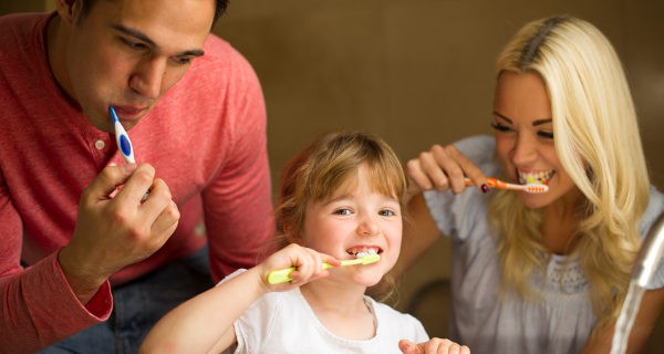 Familia lavándose los dientes