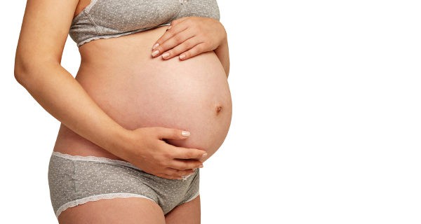 Mujer embarazada en ropa interior
