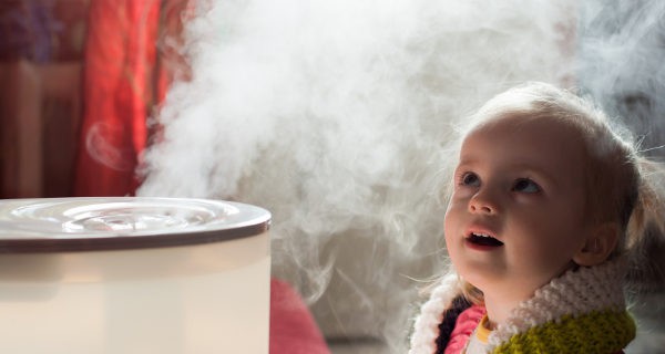 Niña y humidificador
