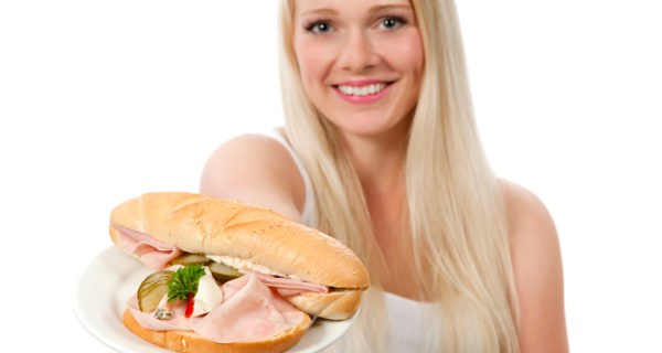 Chica con un bocadillo