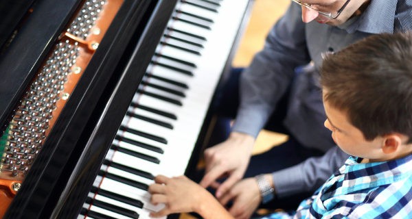 Niño aprendiendo a tocar el piano