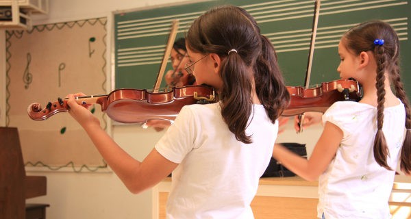 Niñas tocando el violín