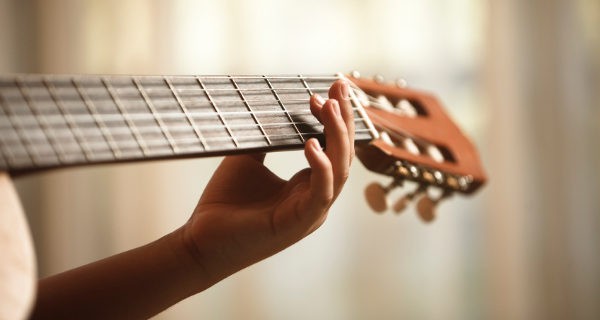 Niño tocando al guitarra