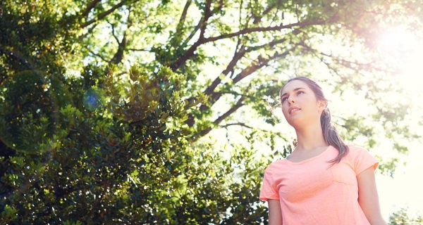 Chica caminando en un parque