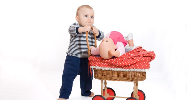 Niño jugando con una muñeca