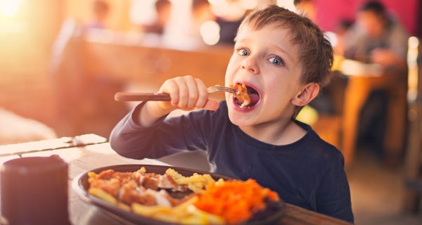 Niño comiendo