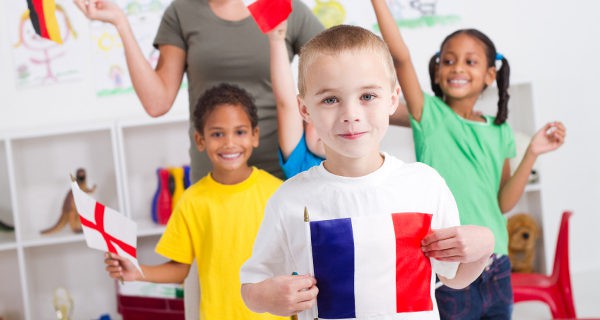 Niños con banderas de diferentes peíses