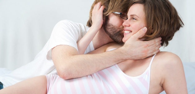 Pareja embarazada abrazándose