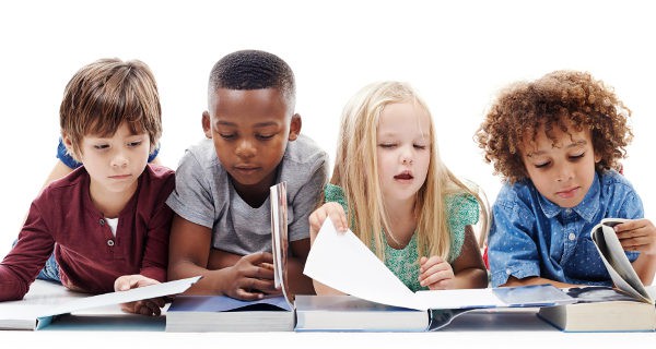 Niños estudiando