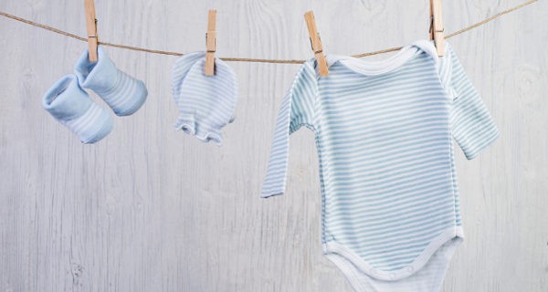Ropa de bebé tendida