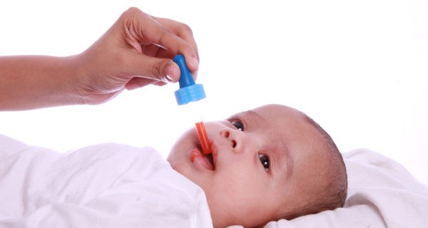 Dando apiretal a un bebe